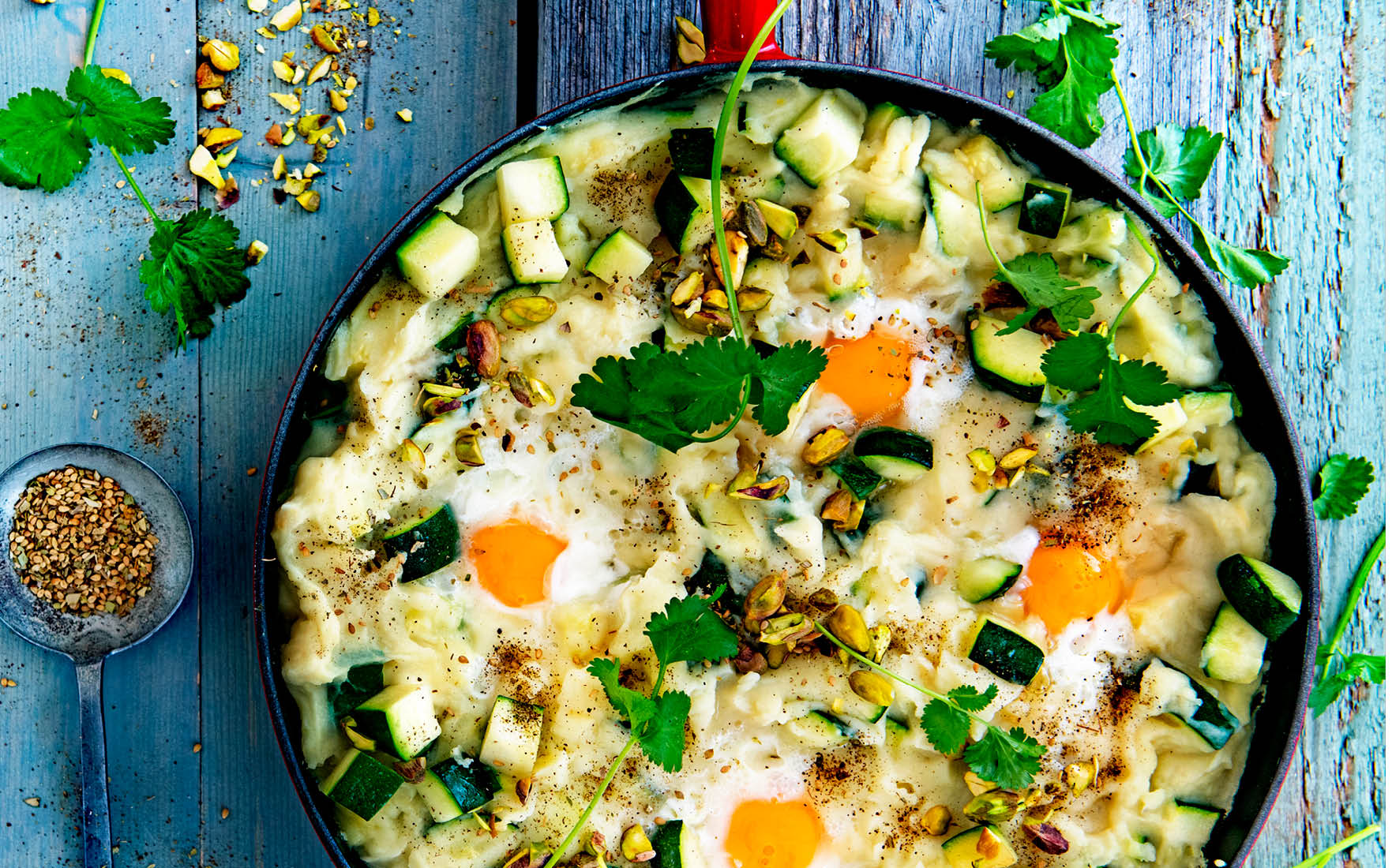 Thumbnail video One Pan courgettepuree met een eitje en pistache