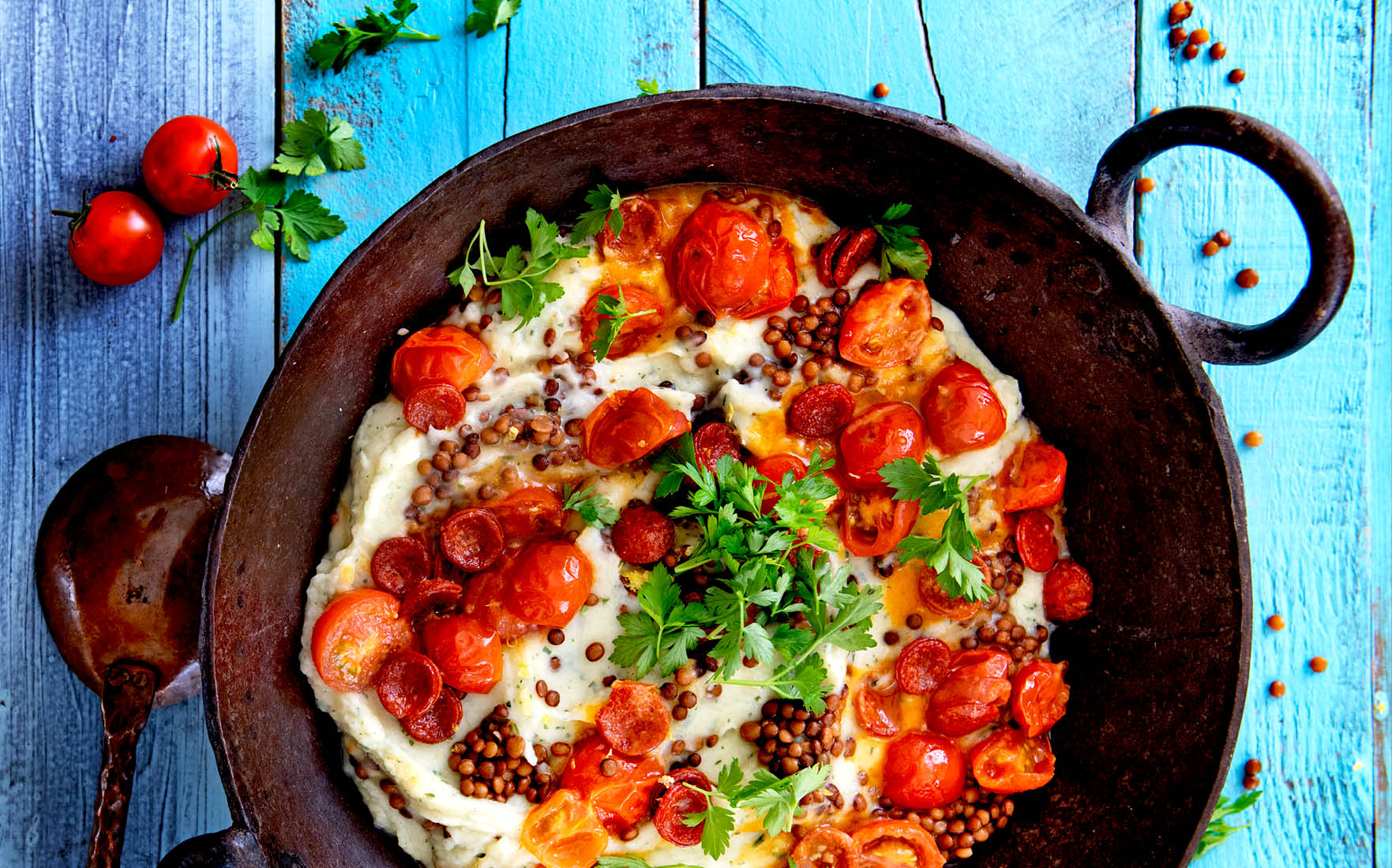 Thumbnail video One Pan chorizo-kruidenpuree met tomaatjes, linzen en citroen