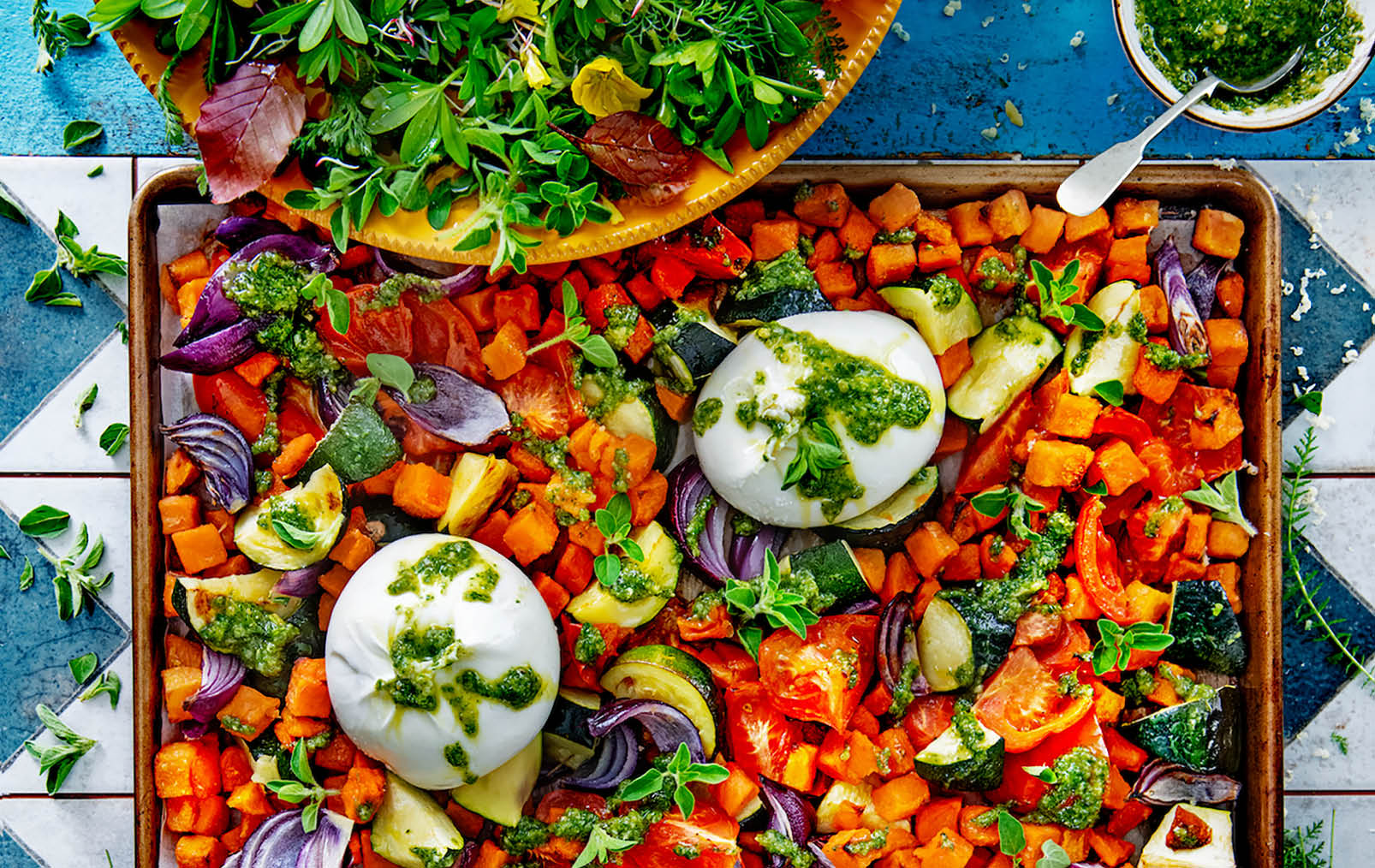 Thumbnail video Traybake met zoete aardappel, courgette en wilde kruidenpesto