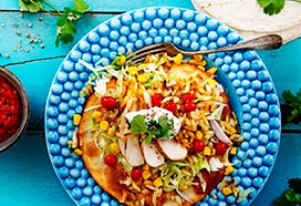 Tostada met gegrilde kip, rösti en dille-korianderroom