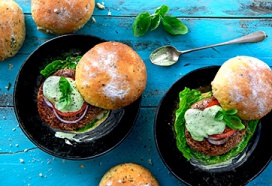 Homemade runderburger met kruidenmayo