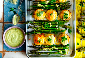 Geroosterde groene asperges met boerenkaasgratins, gepocheerde eidooier en basilicumhollandaise