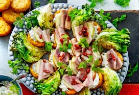 Geroosterde röstirondjes met sla, gerookte paling en appeldressing