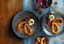 Churros met warme cranberrycompote en roomijs