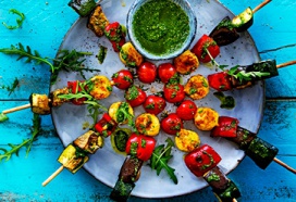 Spies van geroosterde groenten en rösti mini met peterseliepesto