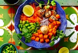 Bowl met zoete aardappelblokjes en crispy kabeljauw