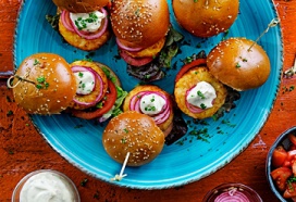 Röstiburger met homemade pickles en honing-mosterdmayonaise