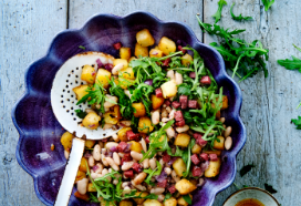 Italiaanse bonenaardappelschotel met salami