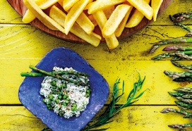 Gegrilde groene aspergedip