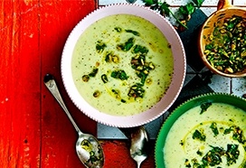 Courgette-kokossoep met pistachesalsa