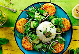 Salade met röstirondjes, burrata en basilicum-knoflookvinaigrette