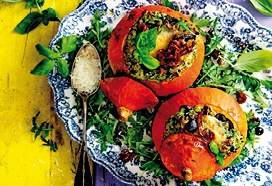 Gevulde pompoen met mediterrane puree en parmezaan