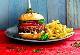 Aioliburger met rode ui en Franse friet