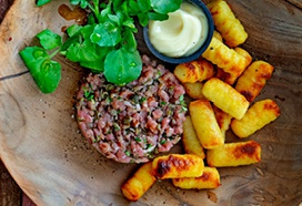 Steak tartare met waterkers en mini kroketjes