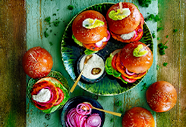 Zoete aardappelburger met jalapeñosaus