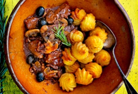 Snelle coq au vin met Pom’ Duchesse en salade