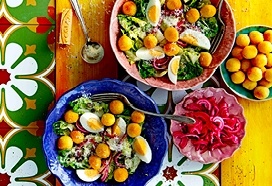 Caesar saladebowl met krokante aardappelbolletjes