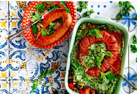 Ovenschotel met spinazie, olijven en Portugese worst