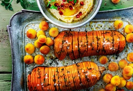 Hasselback-pompoen met limoenhummus en aardappelbolletjes