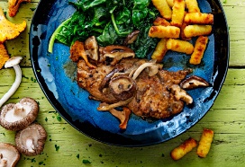 Italiaanse schnitzel met paddenstoelen, knoflookspinazie en aardappelkroketjes
