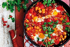 Spaanse eieren met tomaat, chorizo en zoete aardappelblokjes