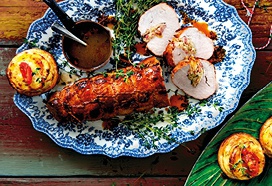 Zuurkool-baconrollade met sinaasappel-anijssaus en gratingalettes