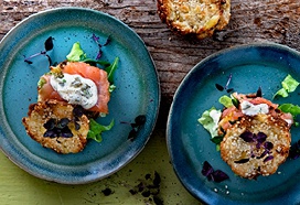 Zalmtorentje met röstikletskoppen en citroendressing