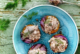 Röstirondje met tonijnsalade en geroosterde rode ui