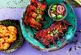 Chipotle-rum spareribs met röstirondjes en komkommer-pickles