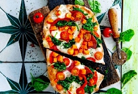 Pinsa met spinazie, zoete aardappel, salami en mozzarella