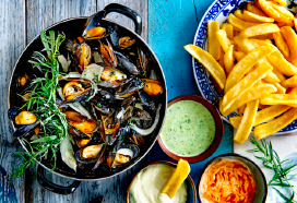 Romige Zeeuwse mosselen met venkel en friet met 3 dips