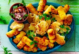 Bloemkoolwings en aardappelkroketjes met bacon-chilidip