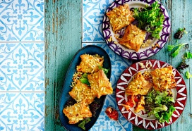 Portugese kippasteitjes met salade