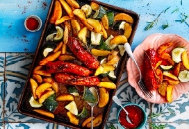 Traybake van smokey worstjes, chilipartjes en courgette