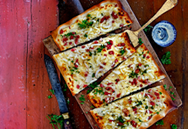 Tarte flambée met spek, ui en rösti