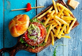 Pestoburger met rucola, parmazaan en friet