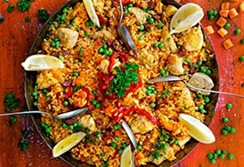 Paella met kip, chorizo en zoete aardappel