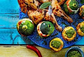 Gevulde bolcourgettes met pesto gratin en kip