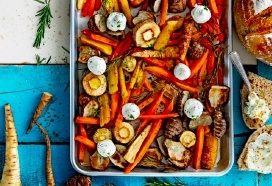Traybake met zoete aardappelfriet, vergeten groenten en verse kruidenkaas