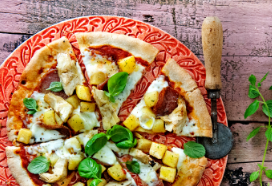 Pizza met aardappel, salami en artisjok