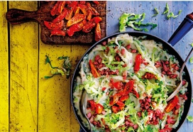 One Pan andijviepuree met spekjes en zongedroogde tomaatjes