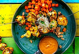 Bloemkoolsaté met Thaise satésaus en zoete aardappelblokjes