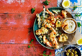 Tempura van garnalen en groenten met knoflookdressing