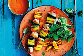 Kipspiesjes met groenten en aardappelkroketjes