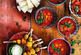 Gazpacho met geroosterde zoete aardappel en serrano-chips