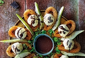 Churros-krans met peer, ijs en chocoladesaus