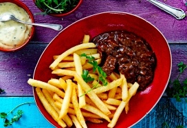Vlaams stoofvlees met salade en friet met bearnaisemayonaise
