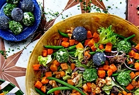 Maaltijdsalade met zoete aardappel, haricots verts, geitenkaasballetjes en walnootnougatine