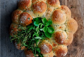 Aardappel-kruidenbroodkrans met zeezout