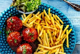 Luikse gehaktballen met Franse friet en salade